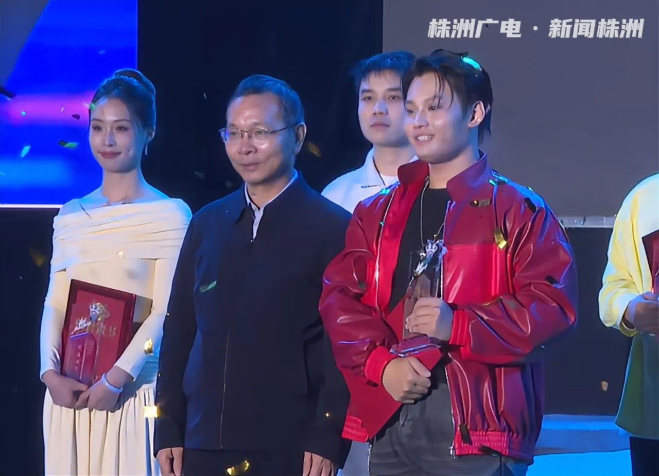 千亿体育在线学子张段誉在九郎山职教城青歌赛中夺冠