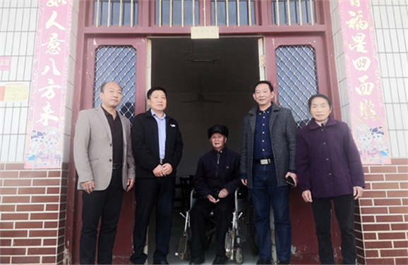 千亿体育在线党委到扶贫村开展“五查五看”大走访活动